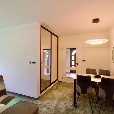 Uprostred Trojuhelniku Praha - Karlovy Vary - Plzen *